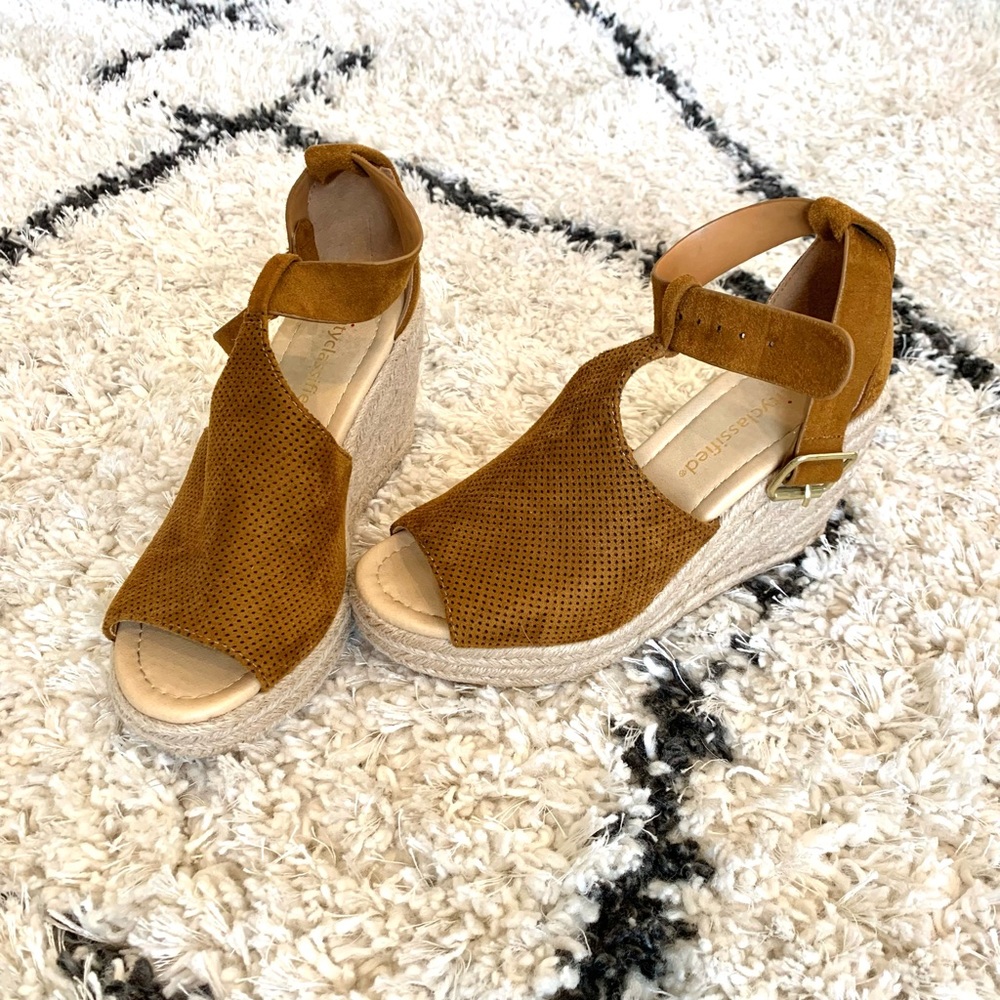 Adorable Rust wedges. Size 6. Perfect condition